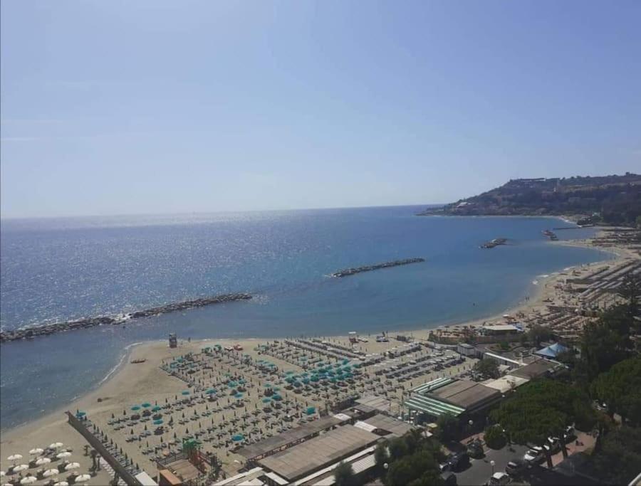 Casa Noemi, A Pochi Passi Dalle Spiagge E Dal Centro Di Arma Di Taggia. Eksteriør bilde